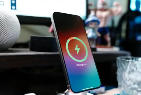 天安乡苹果15换屏服务分享用什么充电器给iPhone15充电更好 
